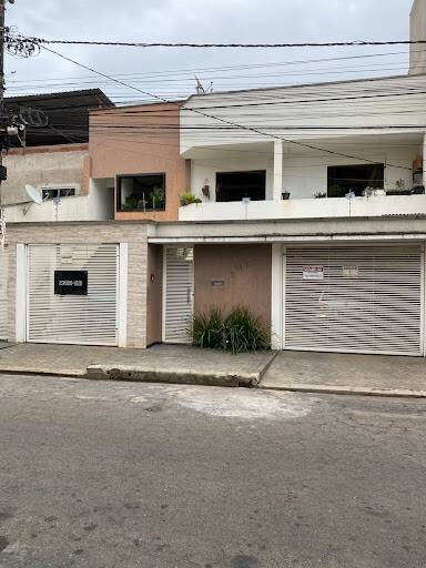 Casa à venda com 3 quartos, 216m² - Foto 1