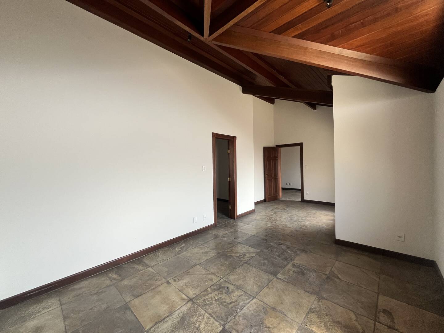 Casa para alugar com 5 quartos, 400m² - Foto 14