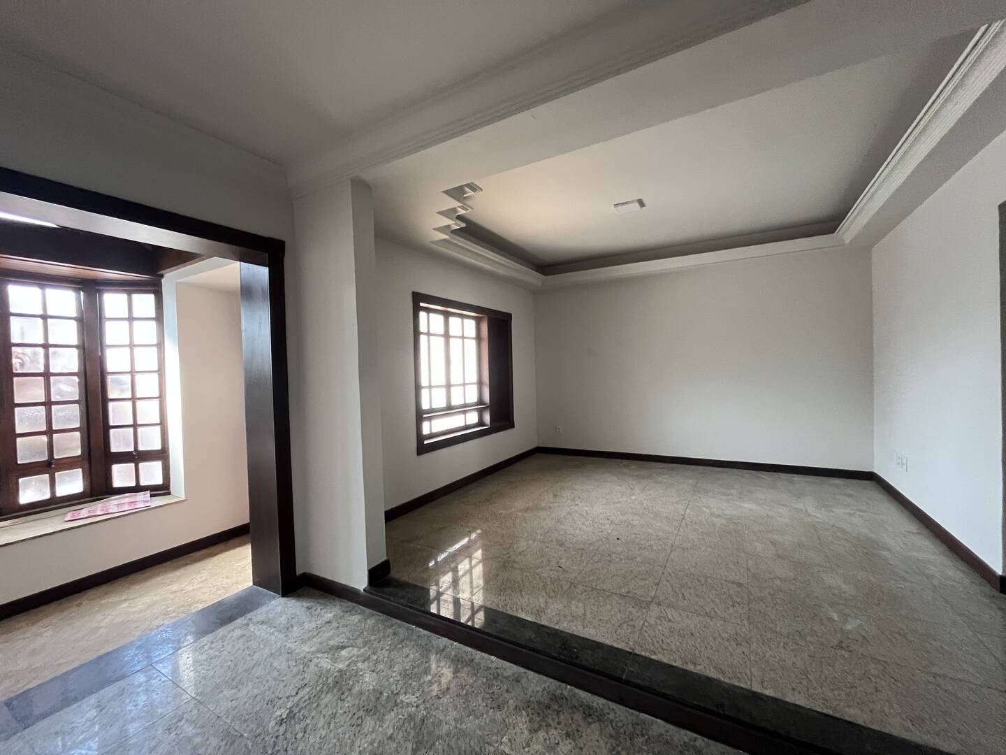 Casa para alugar com 5 quartos, 400m² - Foto 2