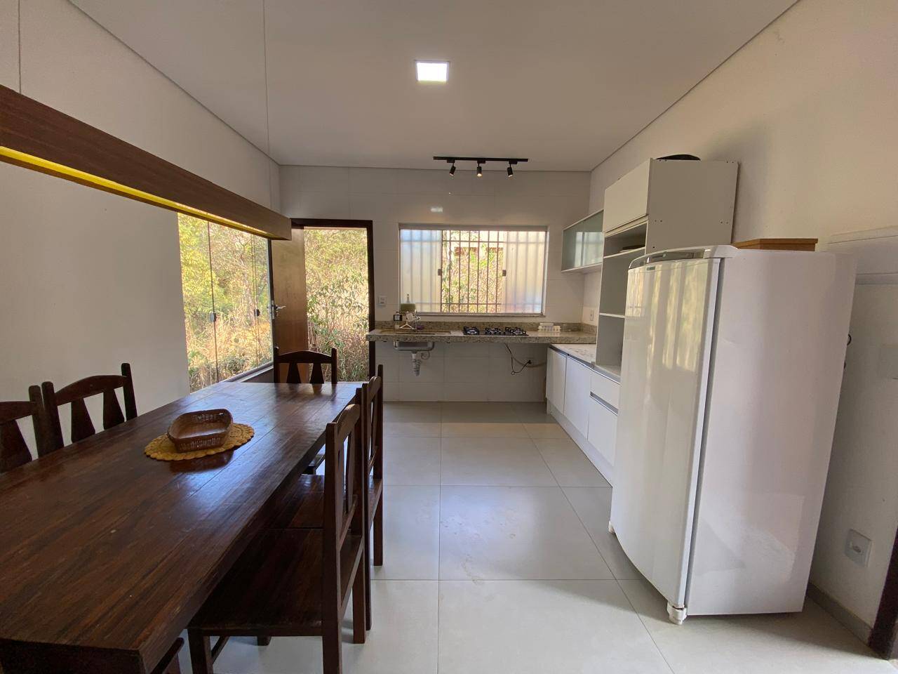 Casa à venda com 2 quartos, 360m² - Foto 1