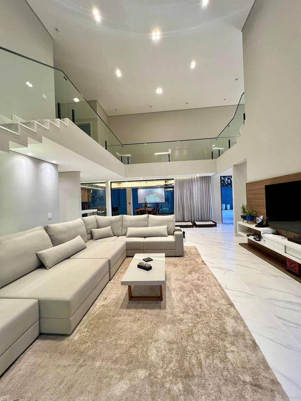 Casa à venda com 7 quartos, 1299m² - Foto 1