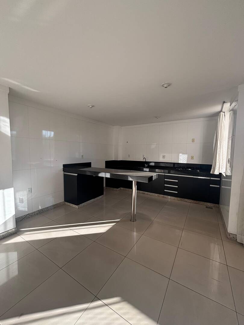 Apartamento à venda com 3 quartos, 170m² - Foto 2