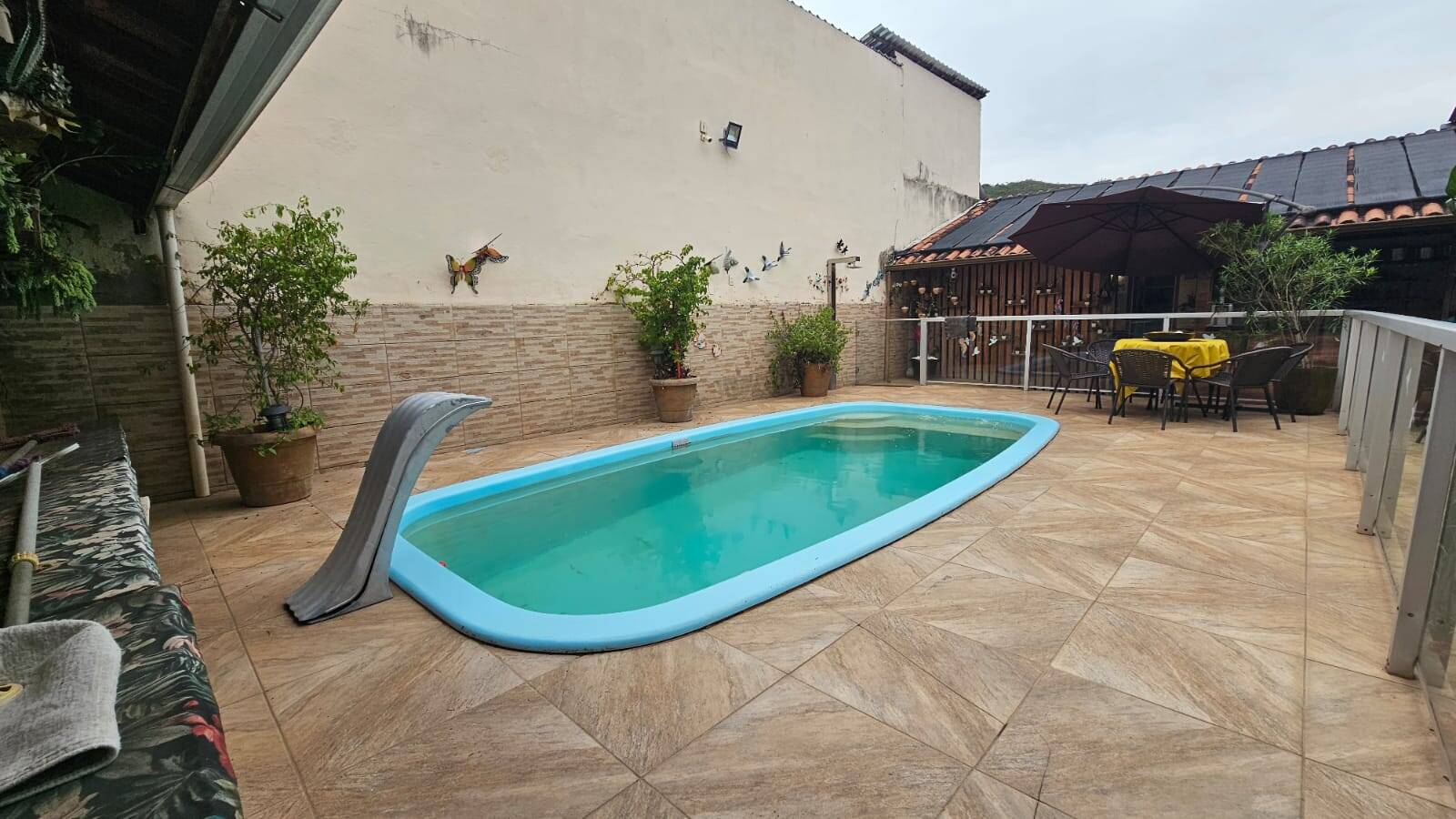 Casa à venda com 4 quartos, 224m² - Foto 1