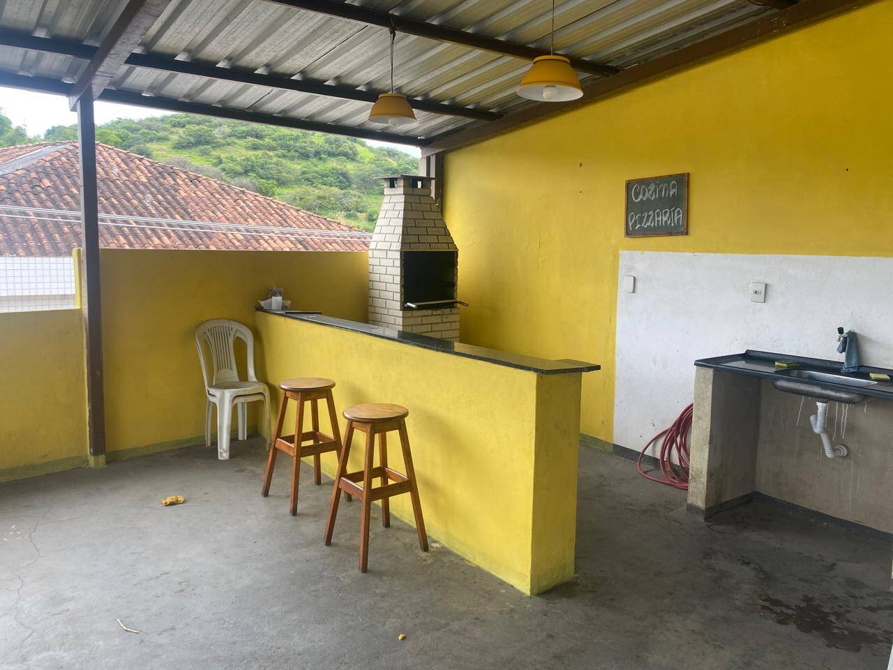 Casa de esquina espaçosa e bem ventilada disponível para locação