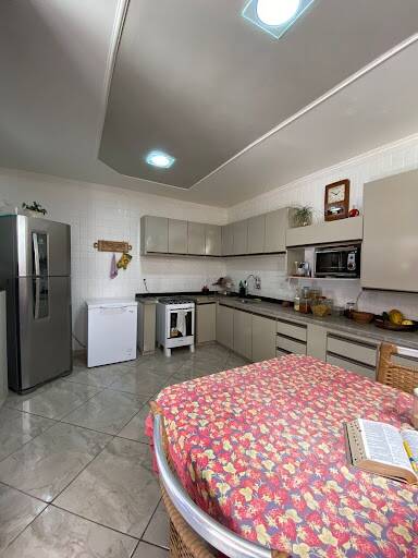 Casa à venda com 6 quartos, 230m² - Foto 3