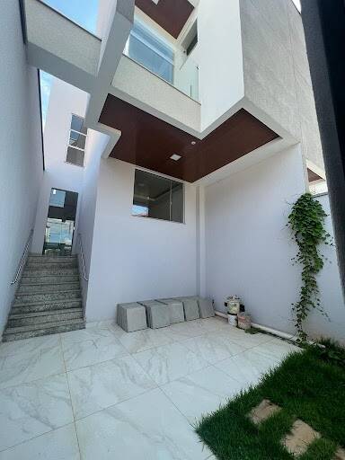 Casa à venda com 3 quartos, 100m² - Foto 1
