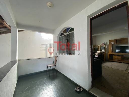 Casa à venda com 3 quartos, 130m² - Foto 2