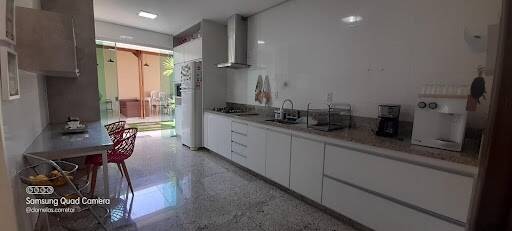 Casa à venda com 3 quartos, 250m² - Foto 1
