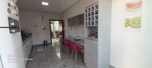 Casa à venda com 3 quartos, 250m² - Foto 2