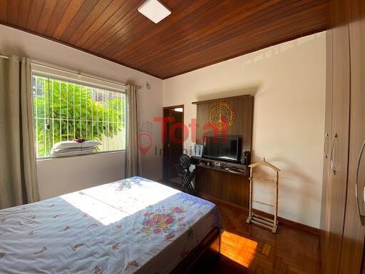 Casa à venda com 3 quartos, 390m² - Foto 1
