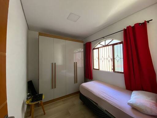 Casa à venda com 4 quartos, 140m² - Foto 1