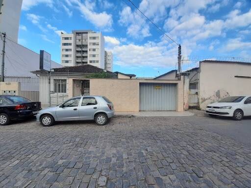 Casa para alugar com 3 quartos, 700m² - Foto 1