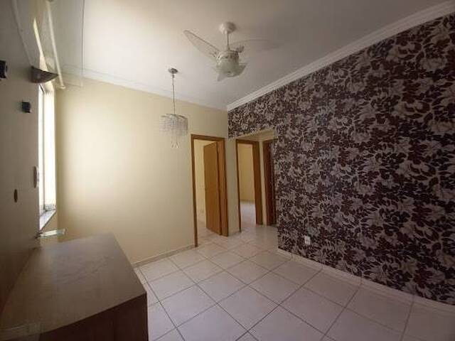 Sala com papel de parede